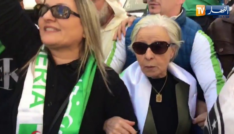 شقيقة العربي بن مهيدي تشارك بالمسيرات السلمية رفضا لتمديد العهدة الرابعة