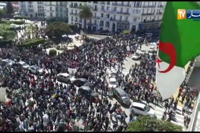 شاهد ..توافد كبير للمتظاهرين أمام البريد المركزي بالعاصمة