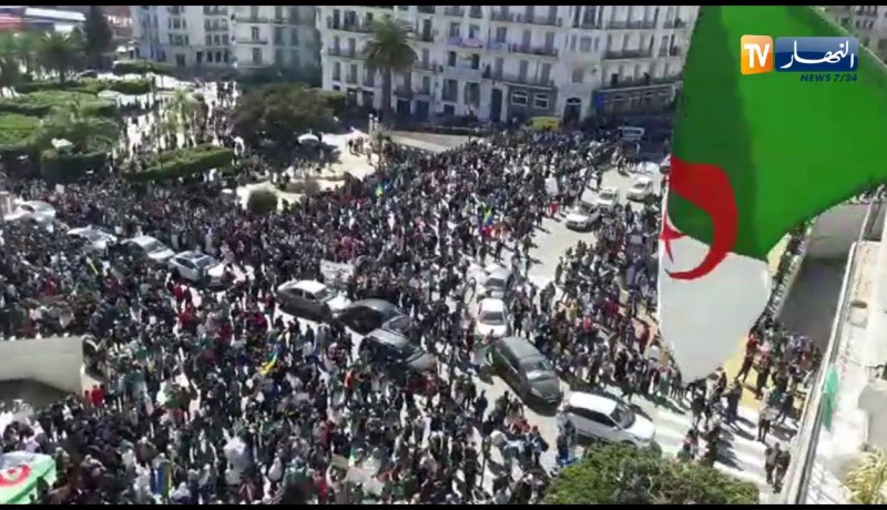 شاهد ..توافد كبير للمتظاهرين أمام البريد المركزي بالعاصمة