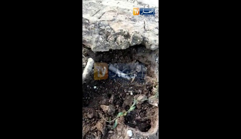 عنابة : مجموعة من الشباب يعتدون على طلاسم سحر مخبّأ داخل القبور ببلدية بوني !!