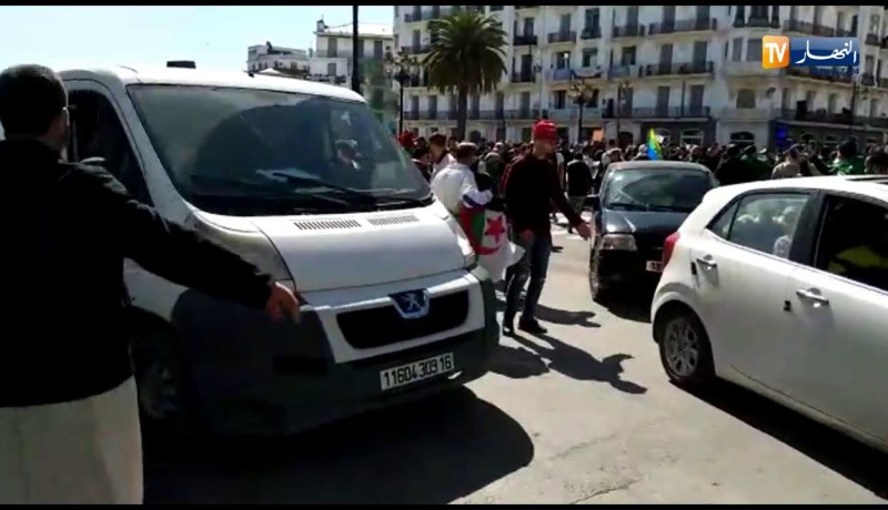 العاصمة: المواطن يتقلد منصب الشرطي..شوف كيفاش يحل الطريق