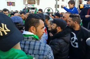 فنانون يمثلون في الإحتجاجات لإلتقاط مشاهد حية لفيلم سنيمائي حول المظاهرات