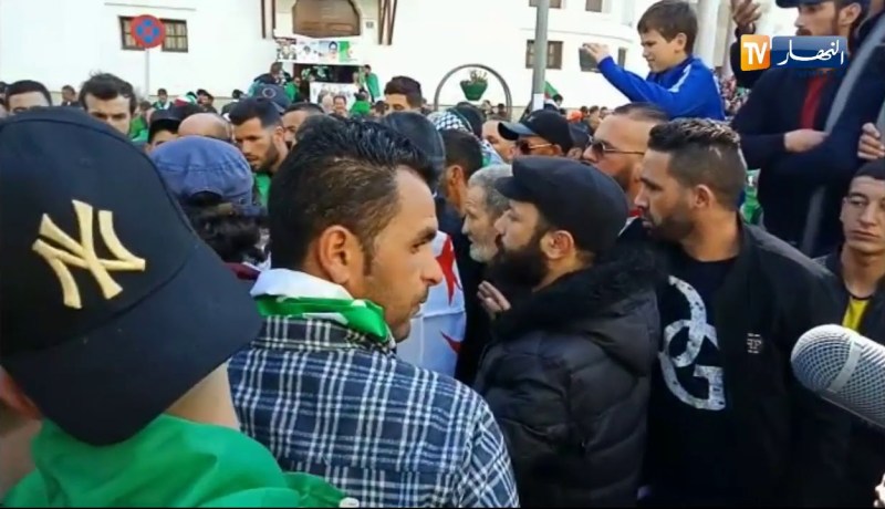 فنانون يمثلون في الإحتجاجات لإلتقاط مشاهد حية لفيلم سنيمائي حول المظاهرات