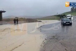 شاهد.. فيضانات تغلق الطريق الوطني رقم 18 غرب المدية