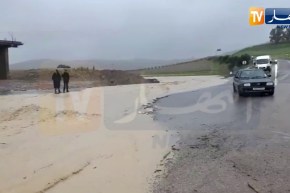 شاهد.. فيضانات تغلق الطريق الوطني رقم 18 غرب المدية