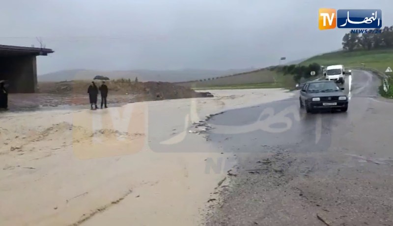 شاهد.. فيضانات تغلق الطريق الوطني رقم 18 غرب المدية