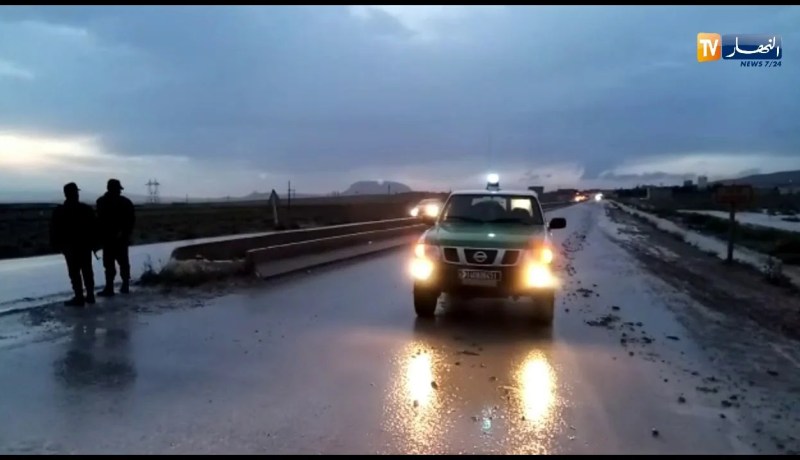 الفياضانات تتسبب في غلق الطرق بتبسة !!