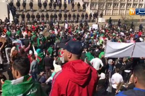 الآلاف من المتظاهرين يرددون النشيد الوطني أمام مقر ولاية وهران