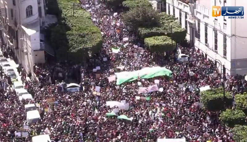 شاهد.. مسيرة سلمية حاشدة بقلب العاصمة تنديدا بتأجيل الإنتخابات