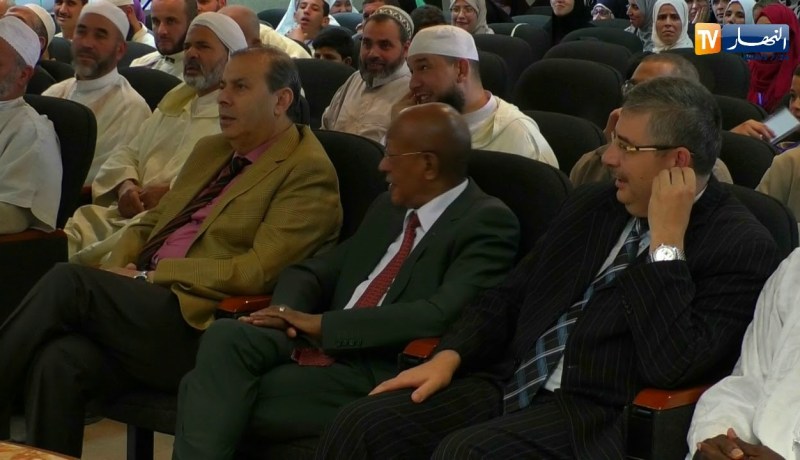 شاهد الوالي “زوخ” وهو يؤدي أناشيد دينية بطريقة عفوية