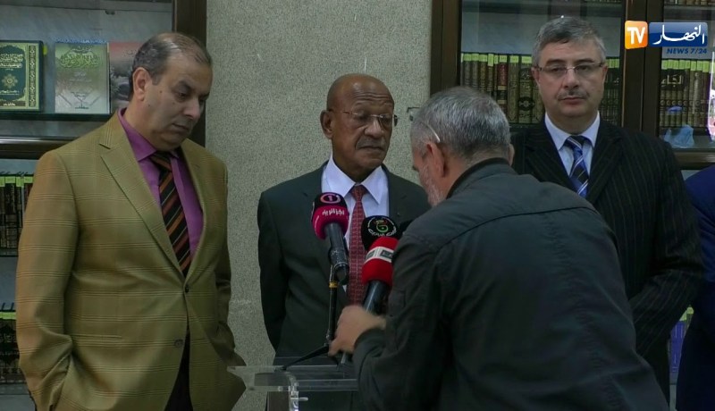 شاهد ماذا فعل الوالي “زوخ” بسبب غياب مكبر الصوت ..