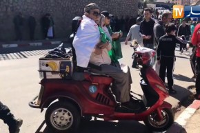 أقدم مناصر لمولودية وهران ومدير مدرسة متقاعد ينضم للمسيرة بكرسيه المتحرك !!