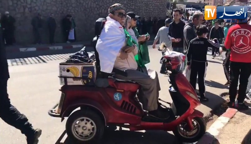 أقدم مناصر لمولودية وهران ومدير مدرسة متقاعد ينضم للمسيرة بكرسيه المتحرك !!