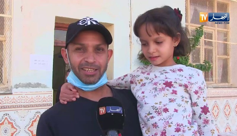 غرداية: رتاج طفلة تجبر أباها علي الإدلاء بصوته في الاستفتاء