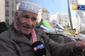 الحاج أحمد .. قضى 20 عاما في تجارة رأس مالها “القردون” والمشط