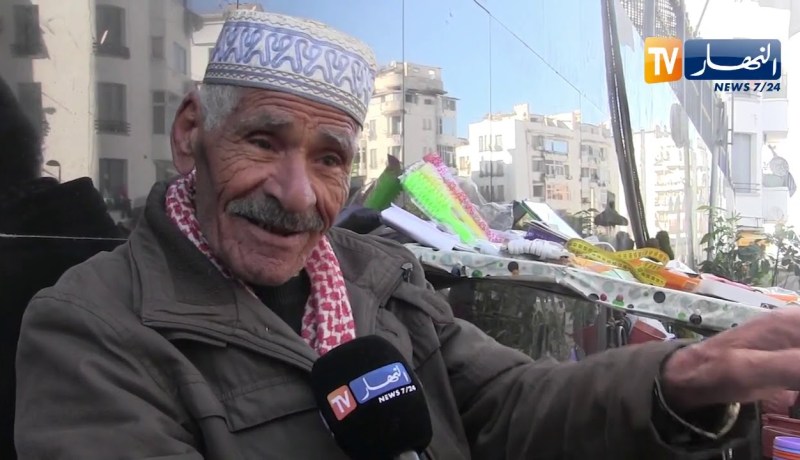 الحاج أحمد .. قضى 20 عاما في تجارة رأس مالها “القردون” والمشط