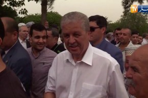 مواطنون يلقون التحية على” سلال” بمقبرة قاريدي