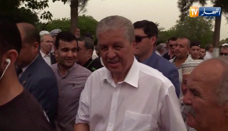 مواطنون يلقون التحية على” سلال” بمقبرة قاريدي