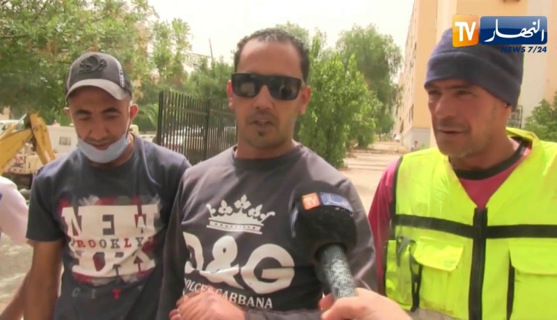 سعيدة: شباب يقوم بمساعدة طائر اللقلق على الطيران