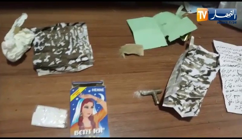 شاهد…العثور على العشرات من طلاسم وسحر داخل حقيبة سيدة بالبليدة