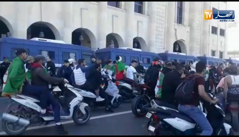 موكب من الدراجات النارية تصنع الحدث في المسيرات السلمية بالعاصمة