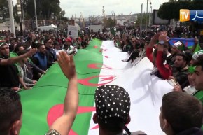 خروج الآلاف من الجزائريين مطالبين برحيل ما تبقى من رموز النظام وفتح ملفات الفساد