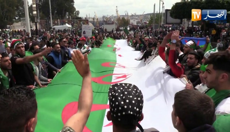 خروج الآلاف من الجزائريين مطالبين برحيل ما تبقى من رموز النظام وفتح ملفات الفساد