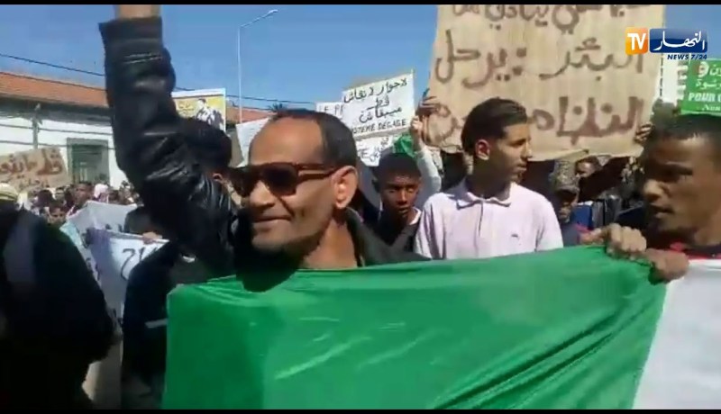 شاهد حشد كبير من المواطنين  بشوارع سيدي بلعباس رافضين التمديد و مطالبين بالتغيير