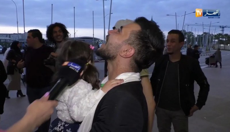 في لقطة طريفة حسين بن حاج يقلد أحلام