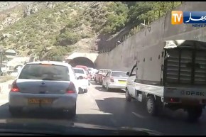 بجاية.. شاهد معاناة مستعملي طريق أنفاق خراطة مع ظاهرة الإختناق المروري