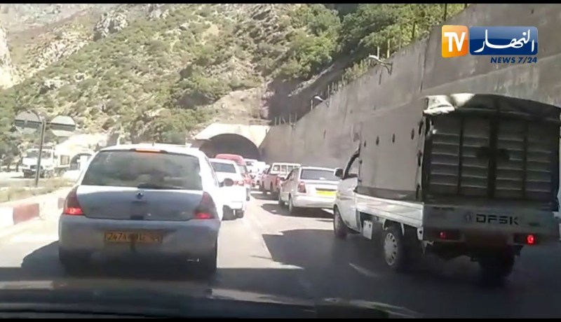 بجاية.. شاهد معاناة مستعملي طريق أنفاق خراطة مع ظاهرة الإختناق المروري