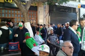 متظاهرون يرتشفون “القهوة” وسط المسيرات السلمية بالعاصمة