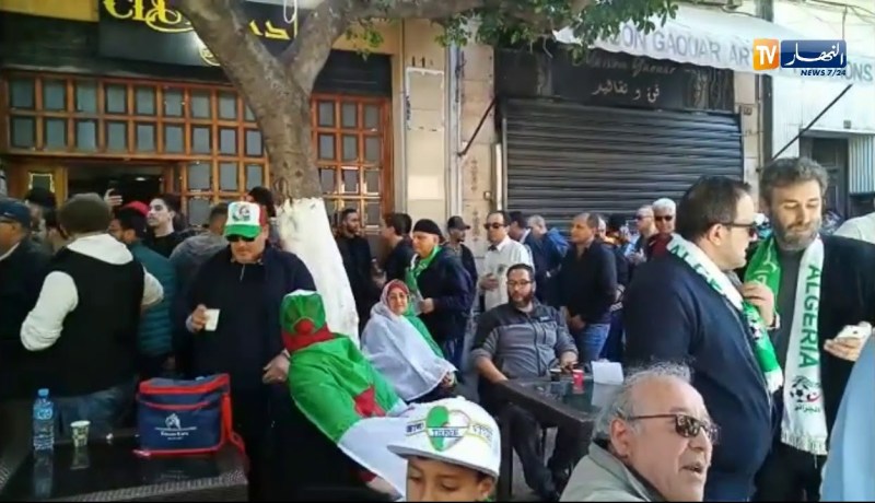 متظاهرون يرتشفون “القهوة” وسط المسيرات السلمية بالعاصمة