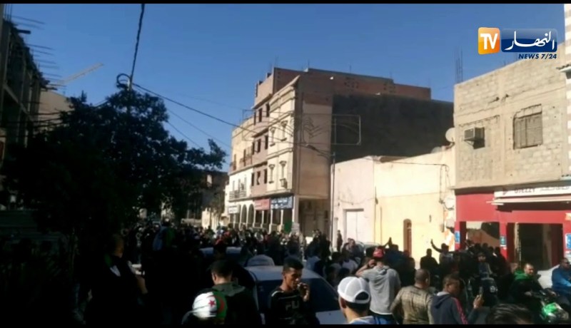 العاصمة/ مسيرات تجوب الشوارع الرئيسية رفضا لتأجيل الإنتخابات والتمديد