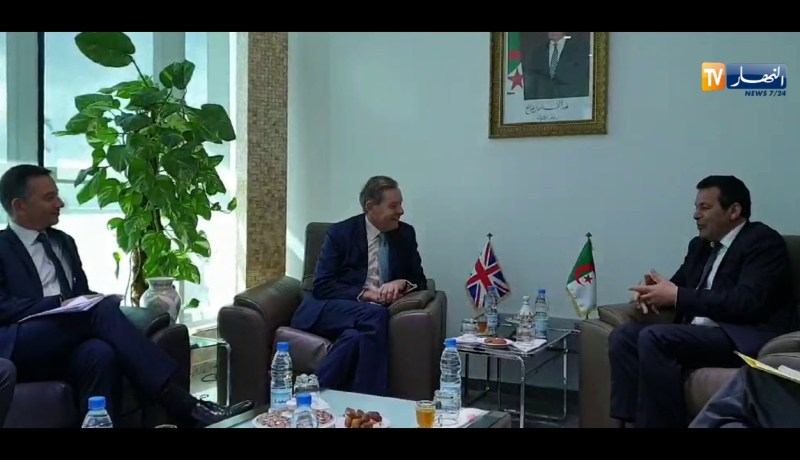 وزير التجارة يستقبل الممثل الشخصي للوزير الأول البريطاني وكذا سفير المملكة المتحدة بالجزائر