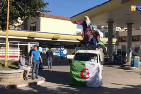 موكب من الدراجات النارية يصنع الحدث في المسرات السلمية بوهران