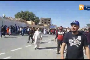 بشار/ مسيرات سلمية تنديدا بتأجيل الإنتخابات والتمديد