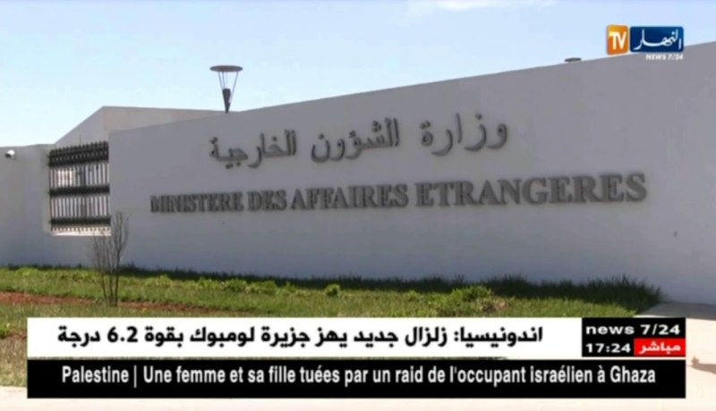 دبلوماسية: الجزائر تتابع بإنشغال الأزمة السعودية الكندية.. وتدعم الرياض