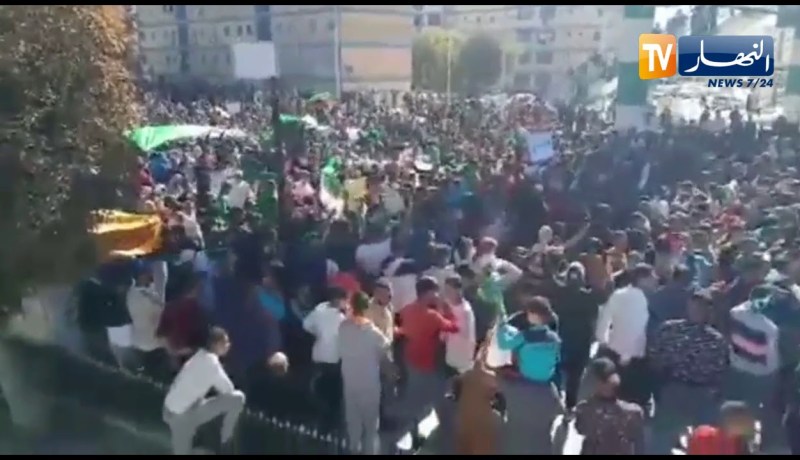 شاهد.. مسيرة سلمية حاشدة بولاية غليزان !!