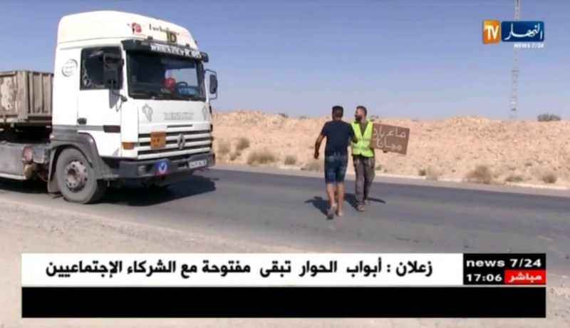 المسيلة: شباب يتطوعون لتوزيع المياه مجانا على المسافرين