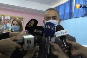 وزير الموارد المائية “أرزقي براقي” يدلي بصوته الإنتخابي على مشروع تعديل الدستور