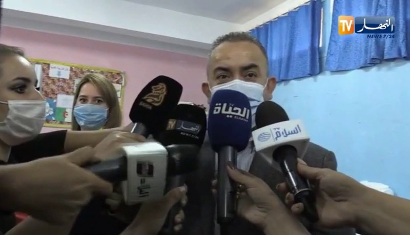 وزير الموارد المائية “أرزقي براقي” يدلي بصوته الإنتخابي على مشروع تعديل الدستور