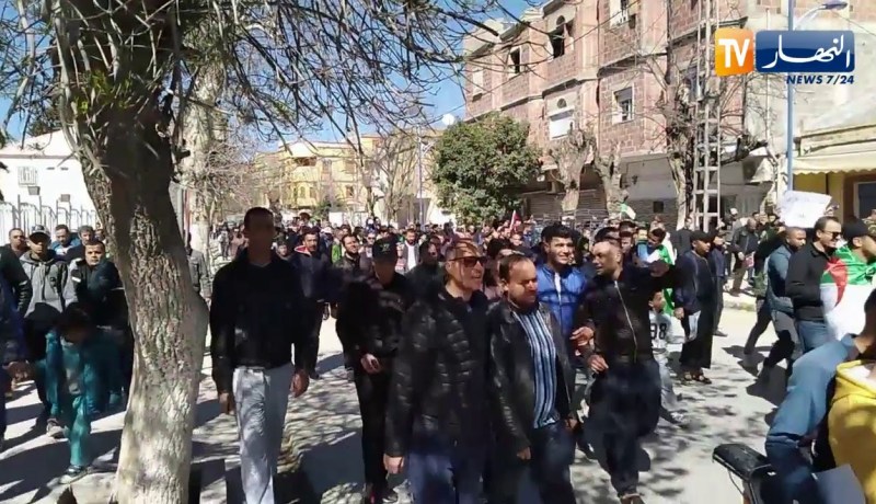 أم البواقي: مسيرات حاشدة تجوب الشوارع والنشيد الوطني يدوّي بقوة