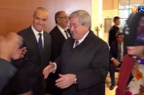 سياسة: لحظة وصول أحمد أويحيى الجلسة الختامية للمؤتمر الوطني لحزب “تاج”