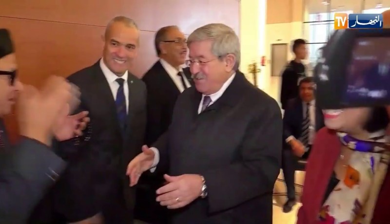 سياسة: لحظة وصول أحمد أويحيى الجلسة الختامية للمؤتمر الوطني لحزب “تاج”