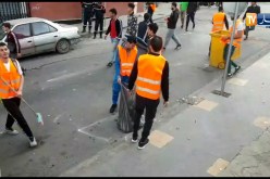 العاصمة/ شباب يقومون بتنظيف الشوارع بعد إنتهاء المسيرة السلمية