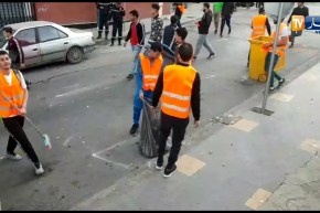 العاصمة/ شباب يقومون بتنظيف الشوارع بعد إنتهاء المسيرة السلمية