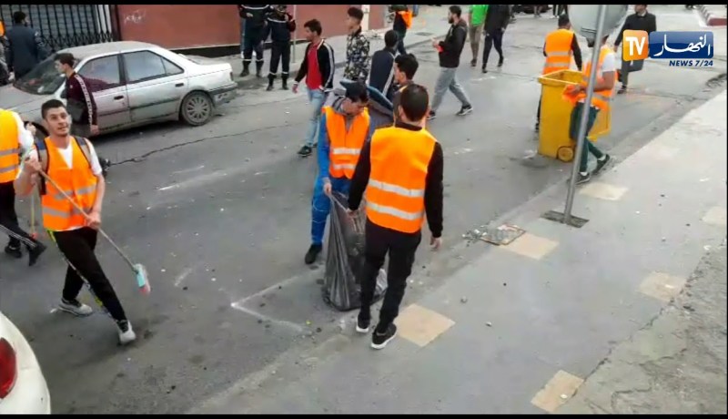 العاصمة/ شباب يقومون بتنظيف الشوارع بعد إنتهاء المسيرة السلمية