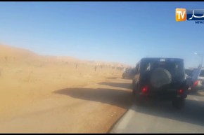 شاهد.. سكان تاغيت ببشار يغلقون الطريق وجه وزير الداخلية