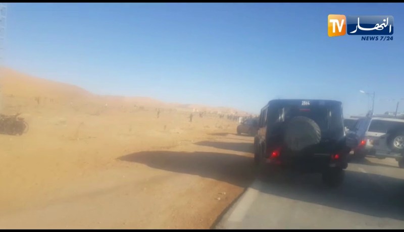 شاهد.. سكان تاغيت ببشار يغلقون الطريق وجه وزير الداخلية